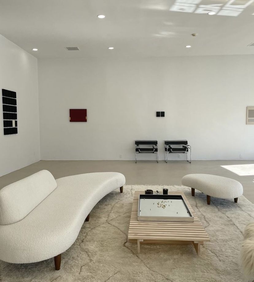 미니멀 데코 오브제 사용 장면